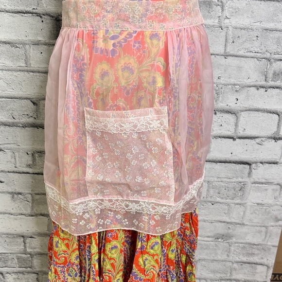 Elegant Sheer Pink Kitchen Apron with Faint Floral Pattern on Pocket & Hem - Picture 2 of 8